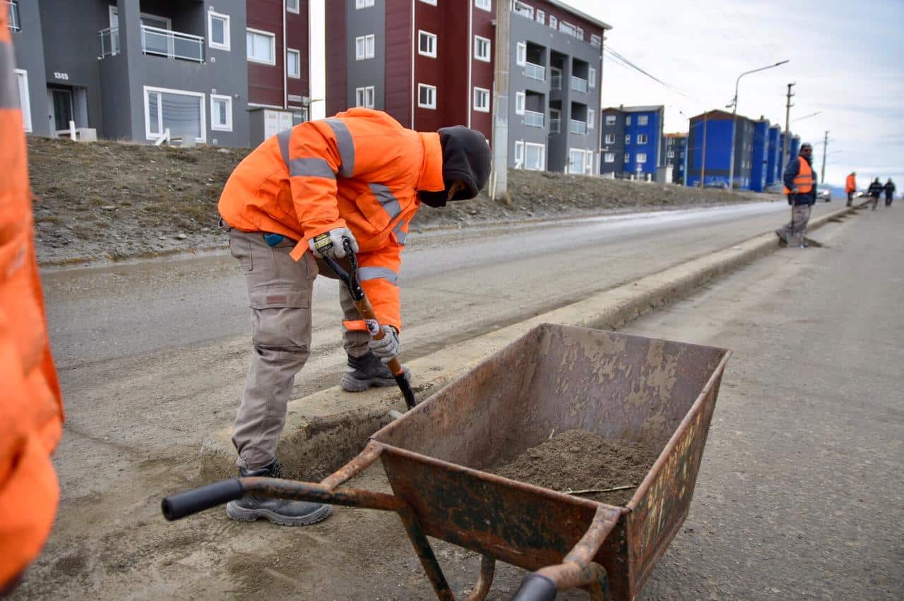 Llevan adelante trabajos de limpieza en la Avenida Hipólito Yrigoyen