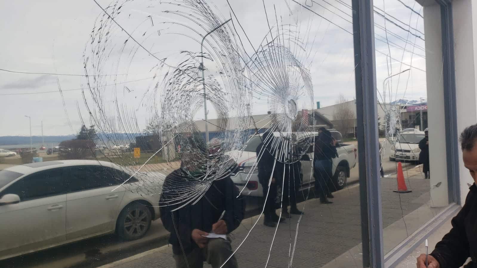 Una persona rompió a hachazos los vidrios de una sucursal del BTF