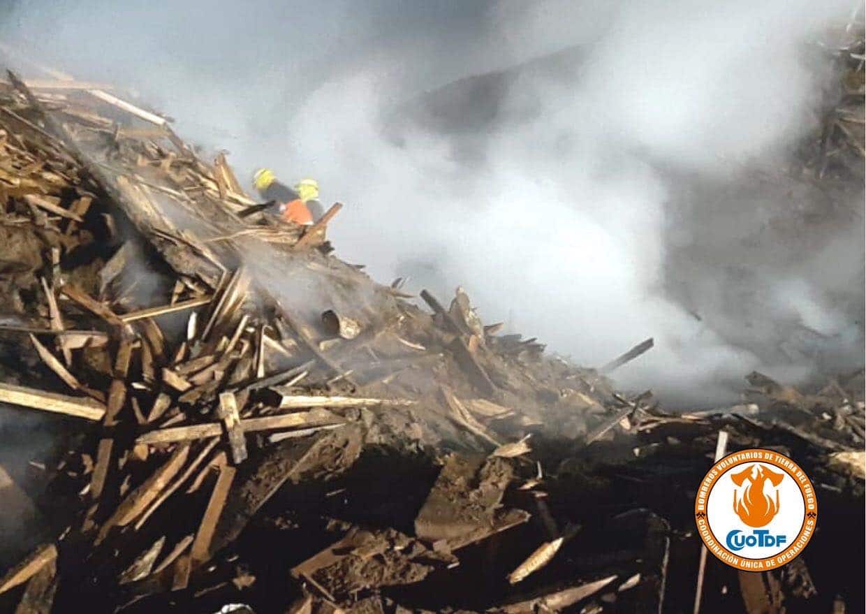 Bomberos Voluntarios de Tierra del Fuego combaten el fuego en el aserradero Litoral