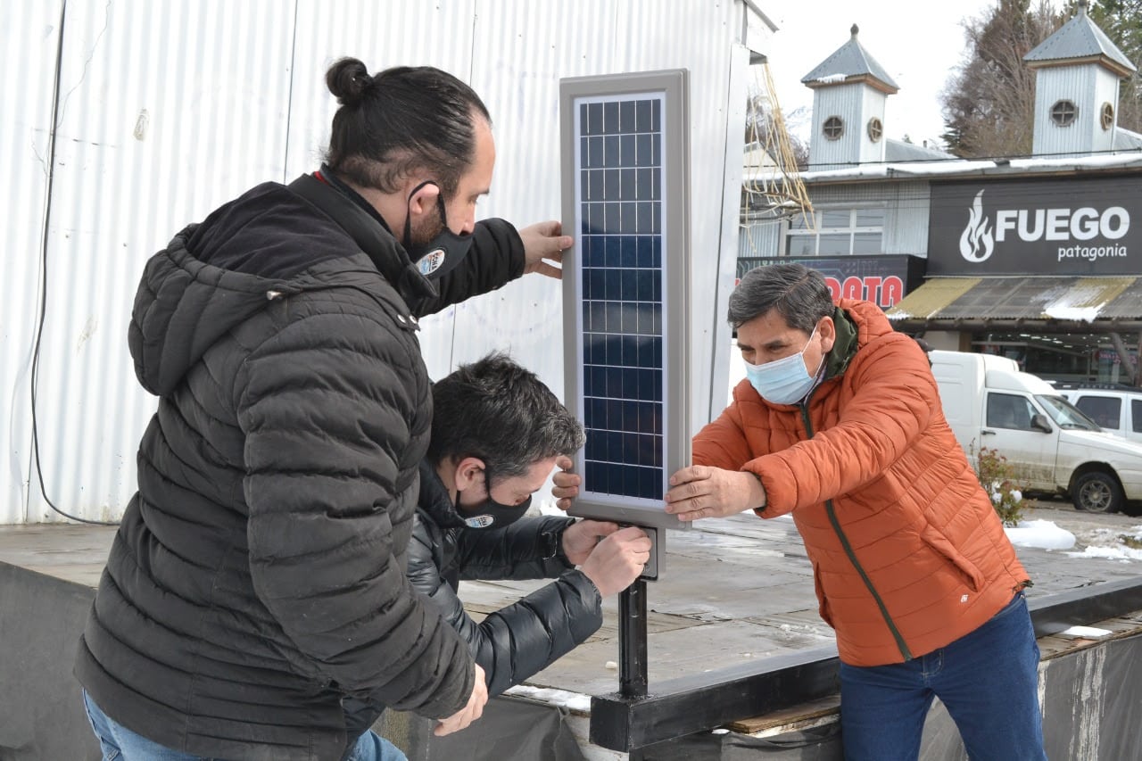 Ushuaia tiene sus dos primeras farolas solares