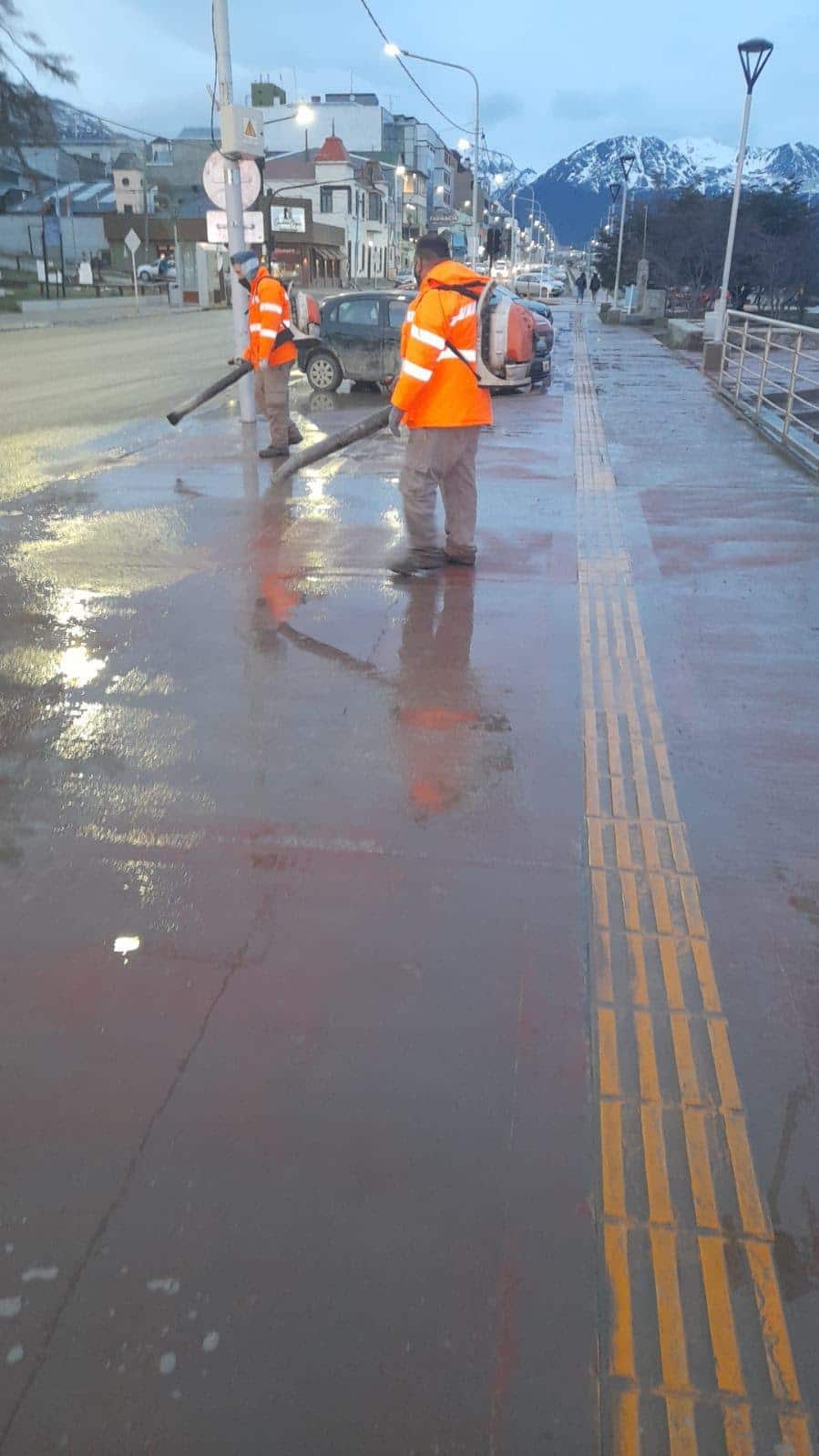 Lavado de veredas en corredor céntrico de Ushuaia