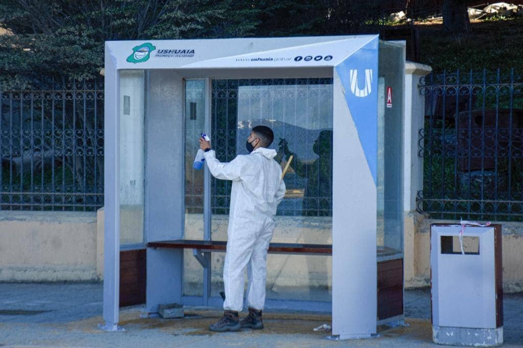 Limpieza de las garitas de colectivos por personal de la UISE Ushuaia