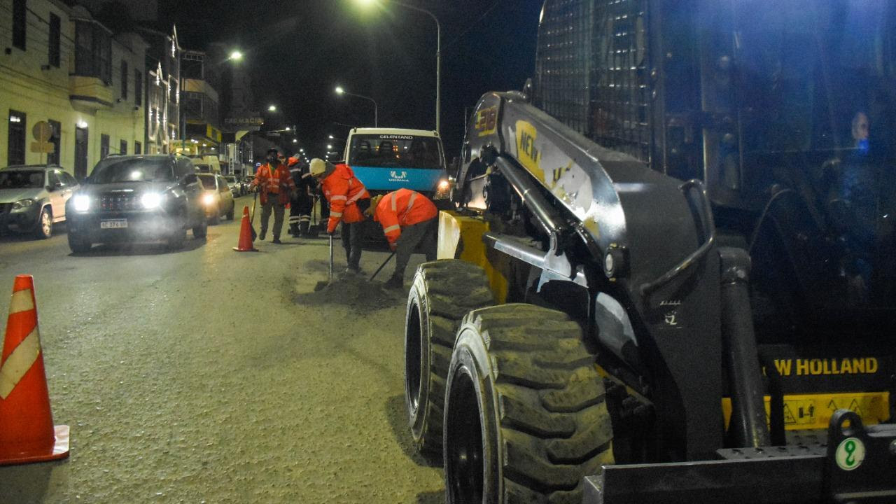 La Municipalidad de Ushuaia comenzó con los trabajos nocturnos de bacheo en las principales calles y avenidas del casco céntrico