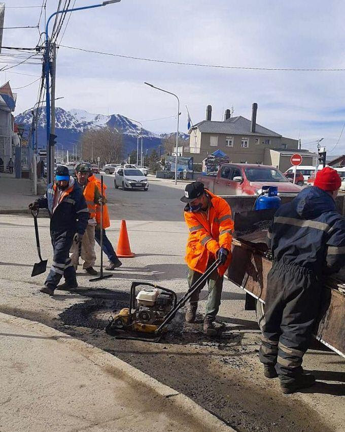 Continúan las tareas de bacheo en el casco céntrico de Ushuaia