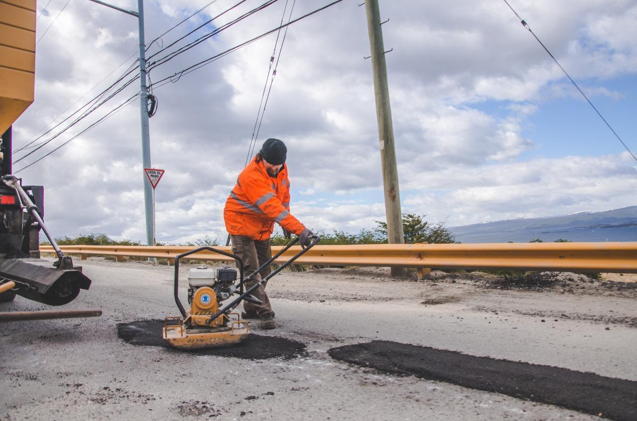 Realizan trabajos de bacheos y repavimentación en la Avenida Héroes de Malvinas