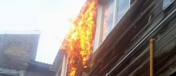 Bomberos extinguieron el fuego sobre una vivienda
