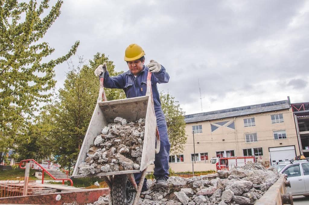 Continúa la remodelación integral de la plaza de los Bomberos