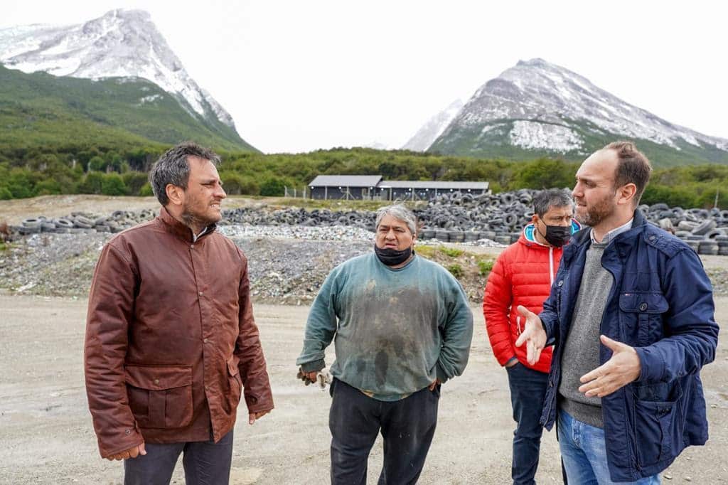 Cabandié recorrió la planta recicladora de Ushuaia junto a Pérez Toscani