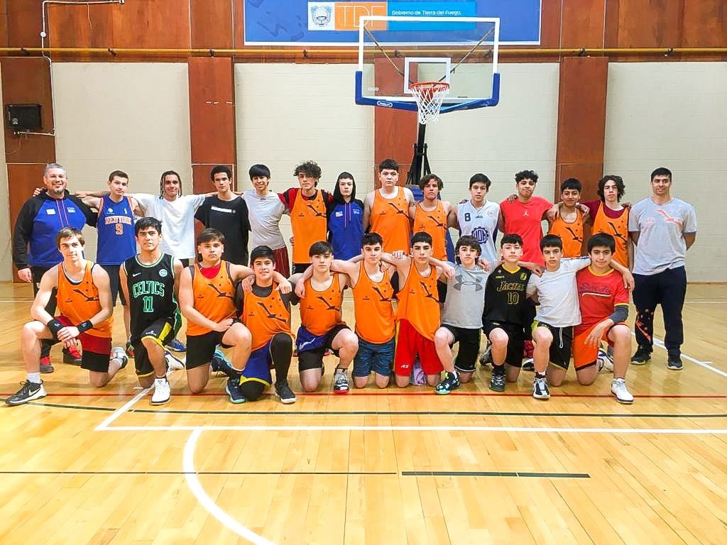 Deportistas fueguinos viajan a los XV Juegos Deportivos de la Patagonia
