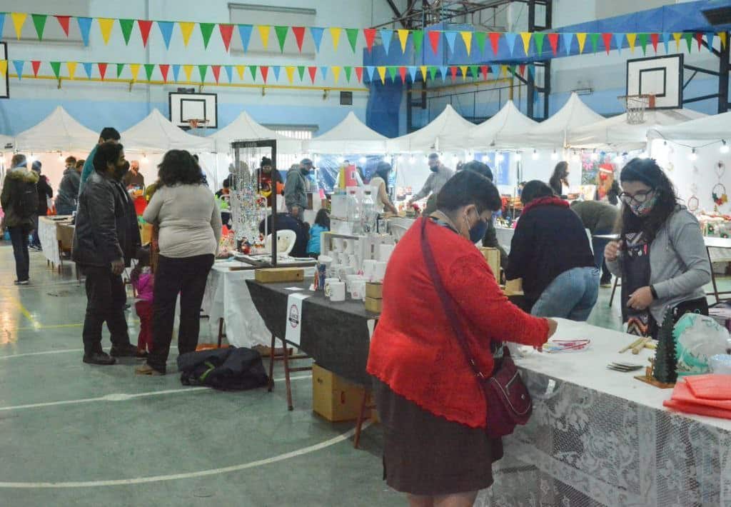 Muchas vecinas y vecinos de la capital fueguina visitaron la feria navideña municipal