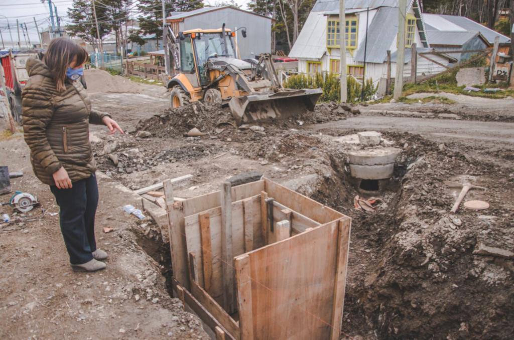 Continúa la construcción de pluviales en la calle Karukinka Norte