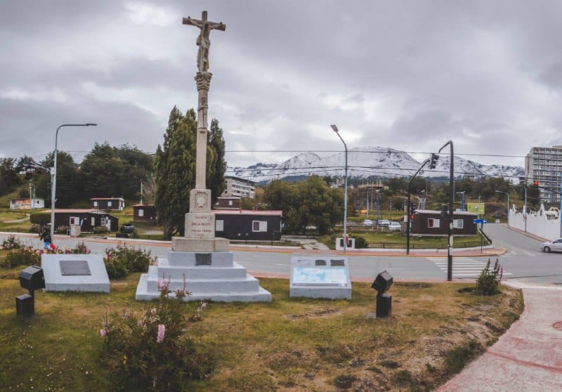 Se colocó una placa informativa donde comienza el camino más austral a Santiago de Compostela