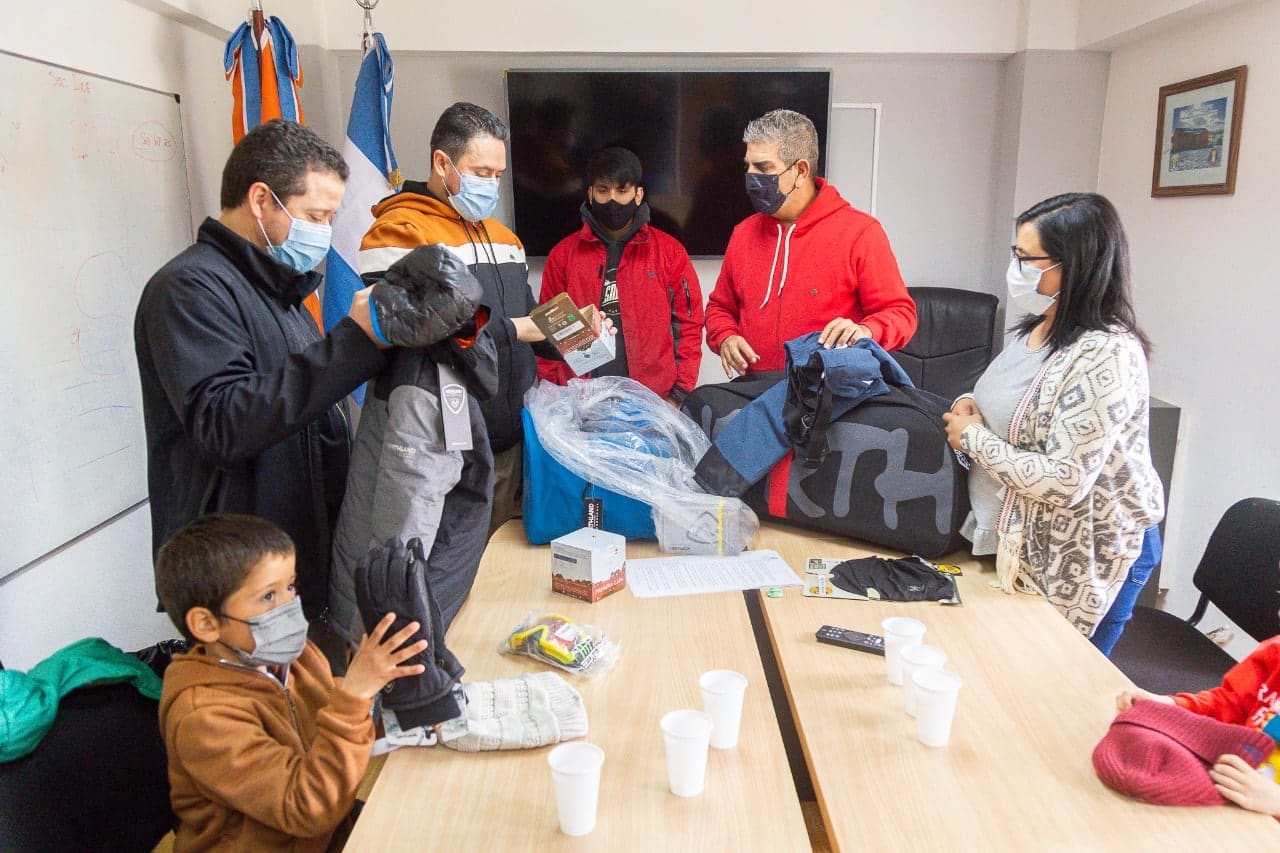La familia de docentes antárticos recibió indumentaria