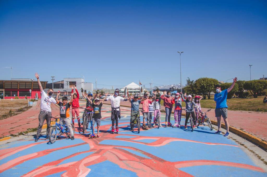 Se realizan actividades al aire libre durante las colonias de verano