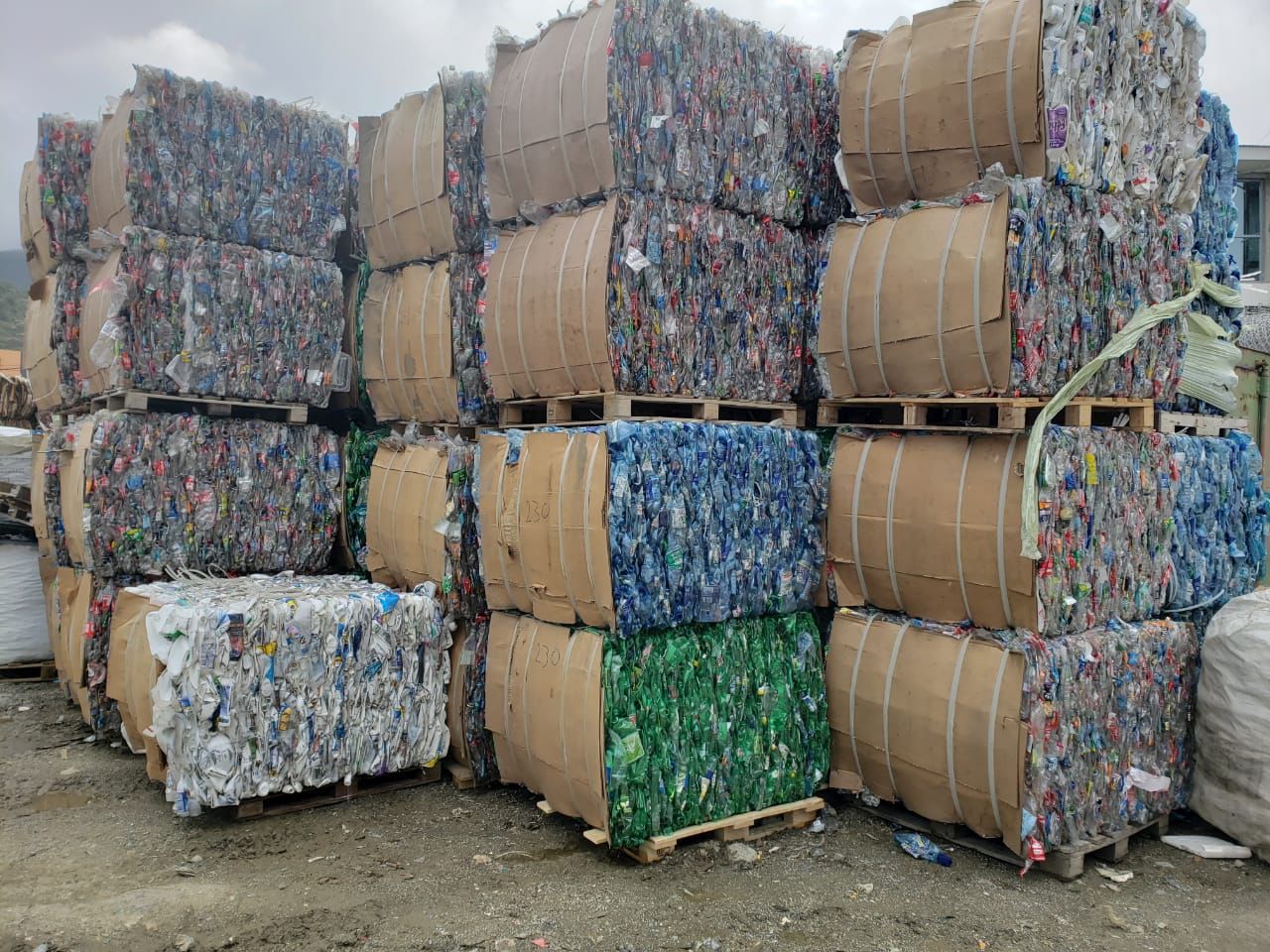 Envían 200 mil kilos de plástico PET para reciclar