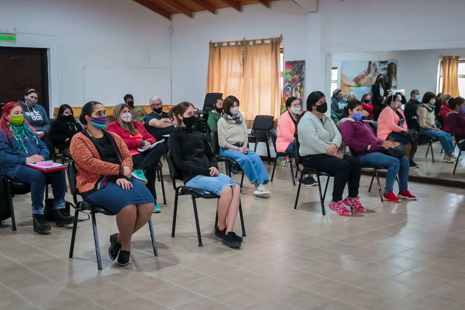 Capacitan a merenderos y comedores en manipulación segura de alimentos