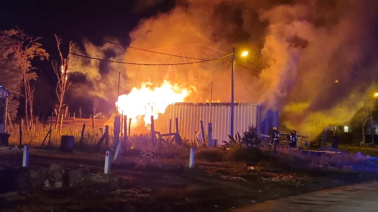 Ushuaia: Tres hermanitos murieron y una fue rescatada de un incendio en Andorra