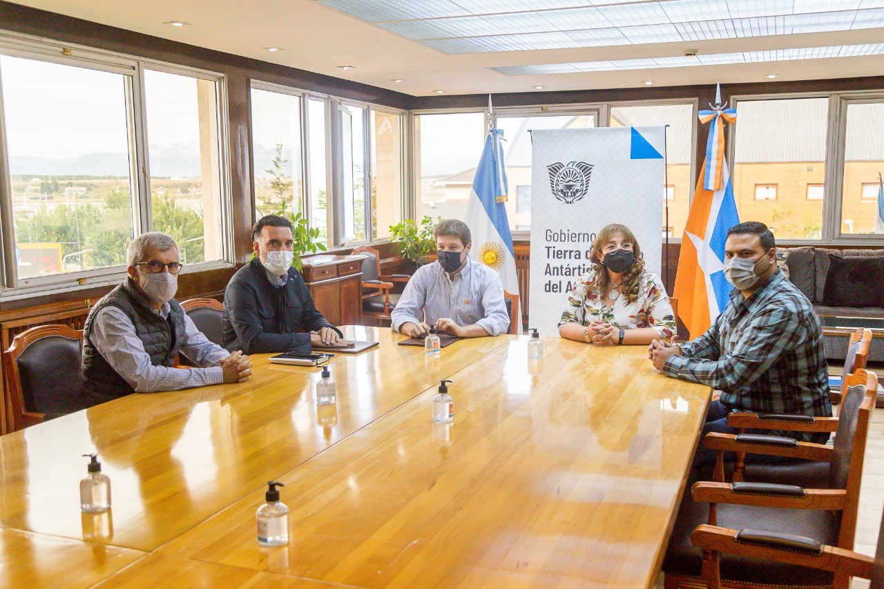 Melella firmó los contratos para dos obras de saneamiento en Tolhuin