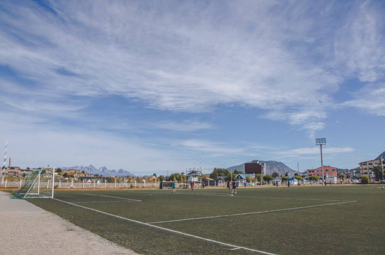 Se llevan adelante tareas de limpieza en espacios verdes deportivos