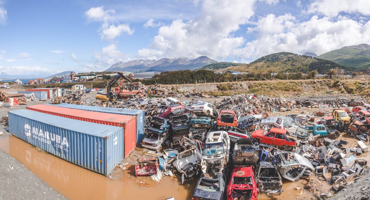 Iniciaron la compactación de toneladas de chatarra