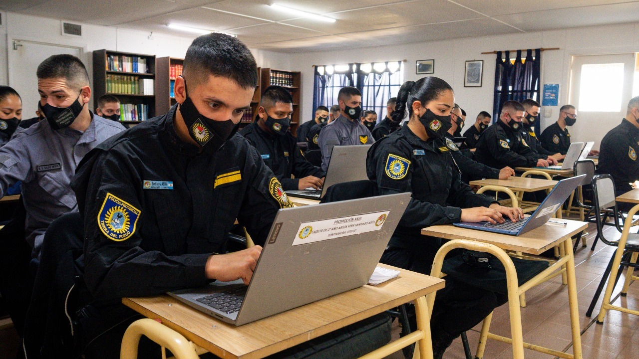 Cadetes aspirantes a oficiales se capacitaron sobre entornos virtuales