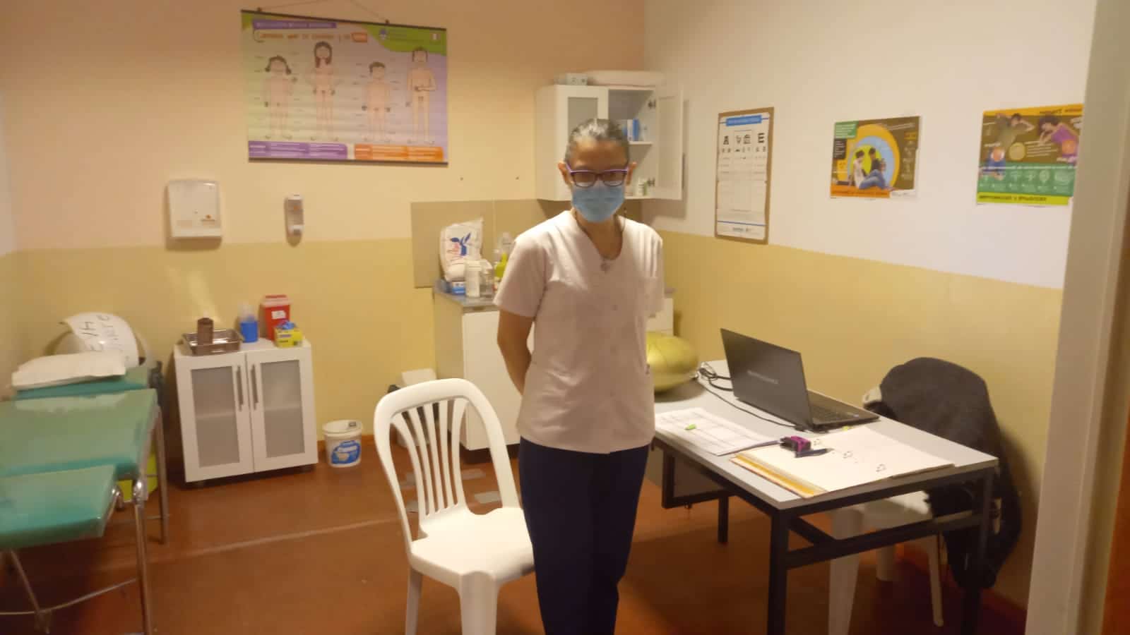 COVID-19: «Hoy se vacuna en el colegio Eva Duarte, es un día feliz»