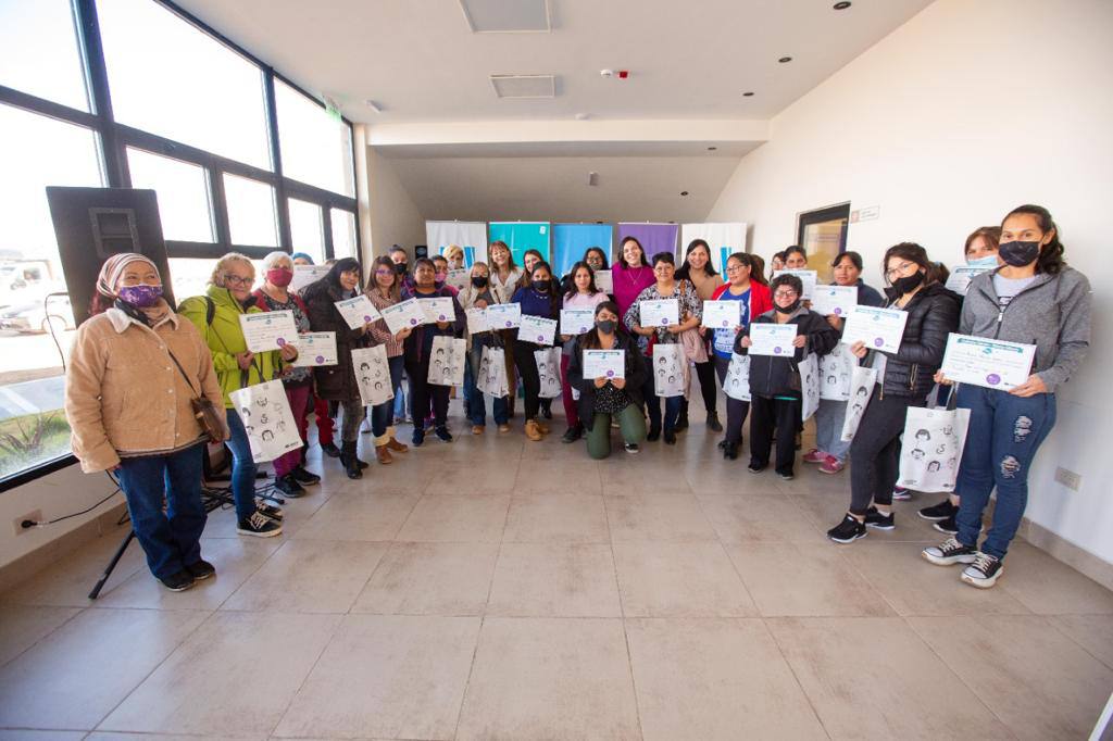 150 emprendedoras recibieron certificados por realizar el programa “Cuentas Sanas”