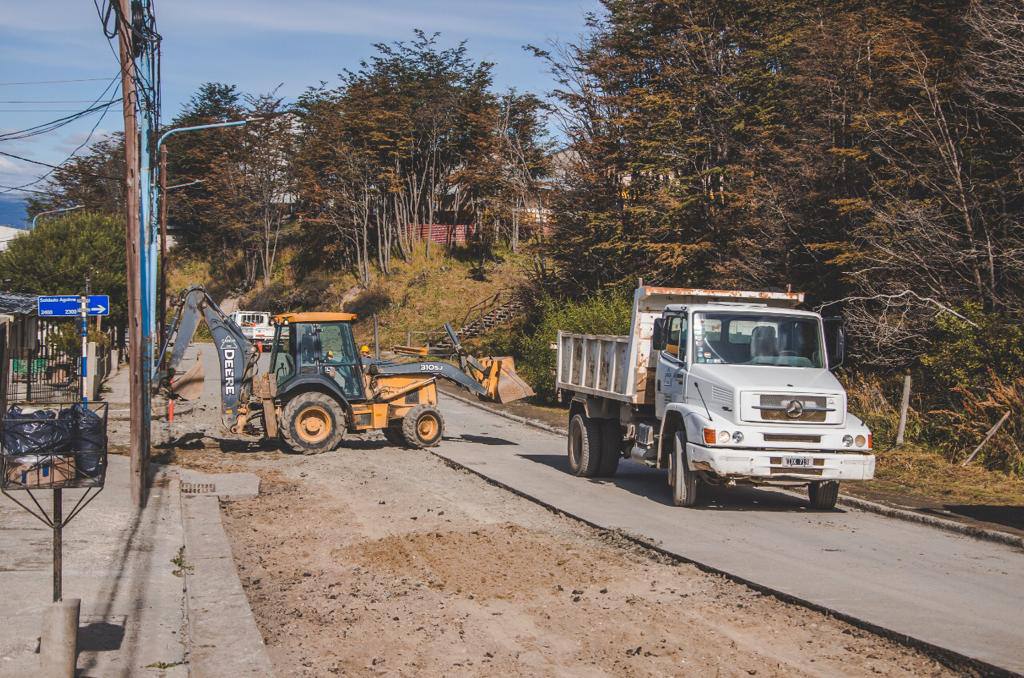 Siguen los trabajos de repavimentación en la calle Eva Perón