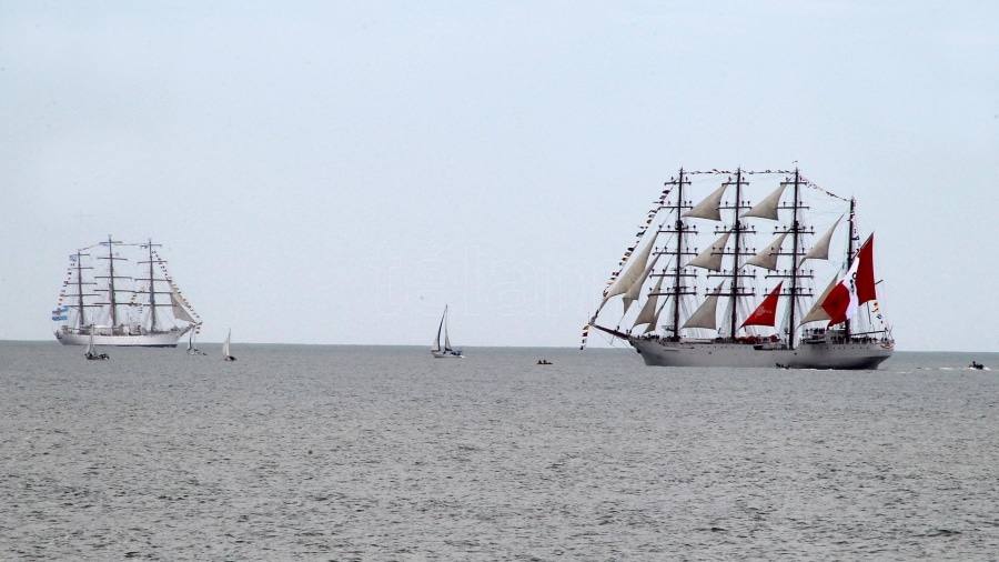 Mar del Plata: La fragata Libertad encabezó un desfile náutico latinoamericano