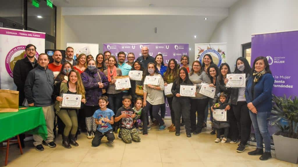 Brindaron el primer curso del país de atado con mosca para mujeres