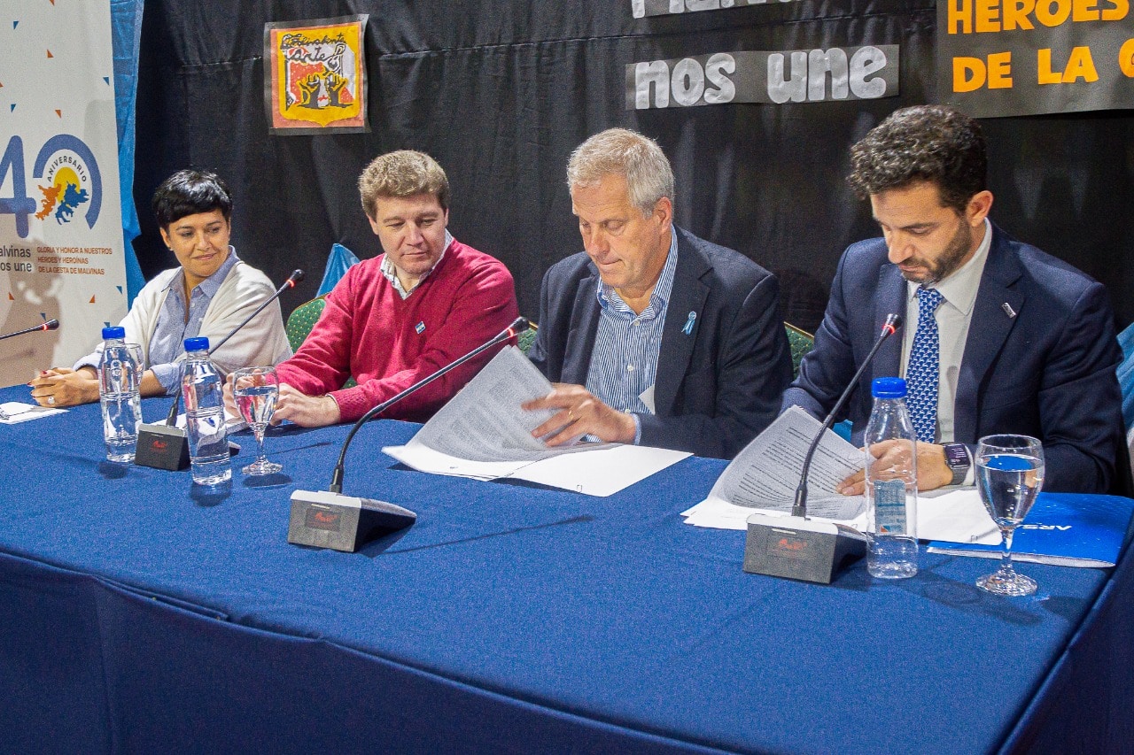 Firmaron el convenio que garantiza la conectividad en todas las provincias