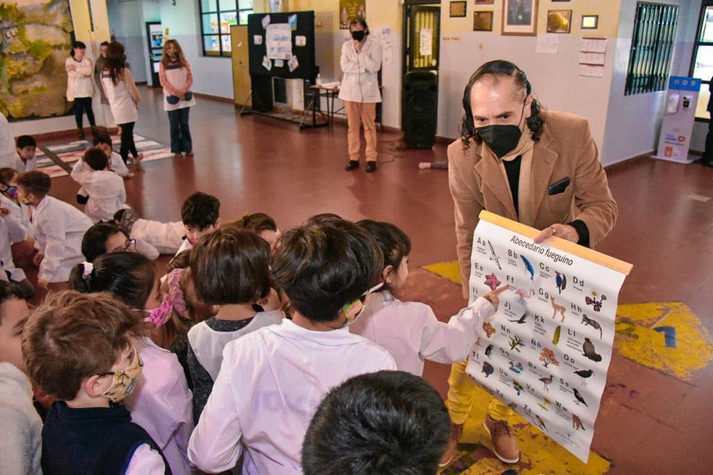Se entregó material didáctico en la Escuela N°3