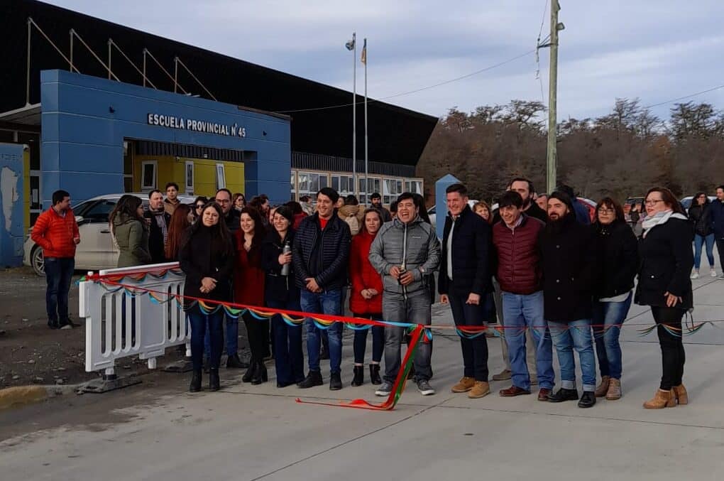 Con una gran acompañamiento, Tolhuin inauguró la pavimentación de la Av. Los Ñires