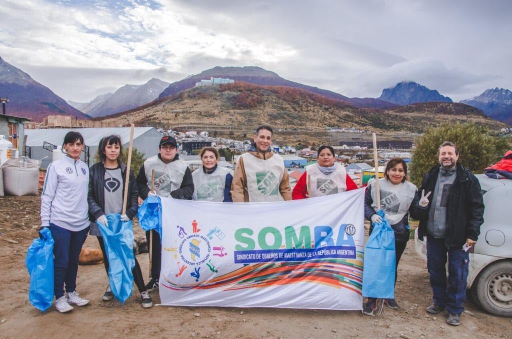 Municipalidad y SOMRA realizaron una jornada de limpieza en el Barrio La Bolsita