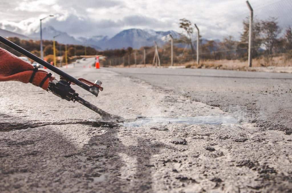 Realizan tareas de mantenimiento en el pavimento de Avenida ARA San Juan