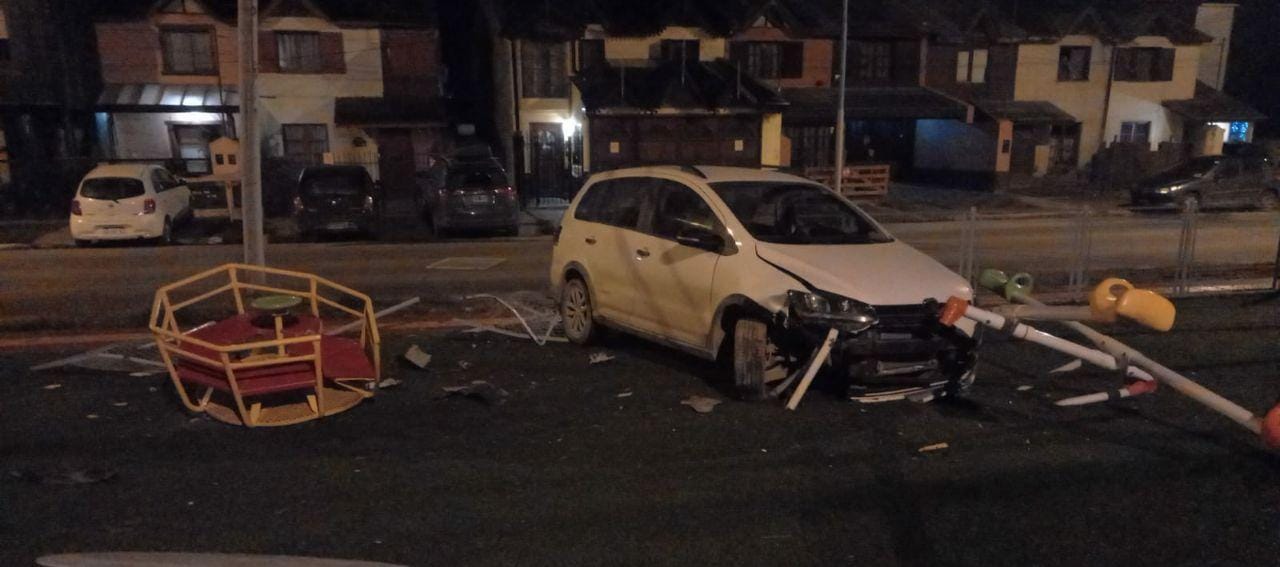 Ebrio al volante impactó el auto en una plaza