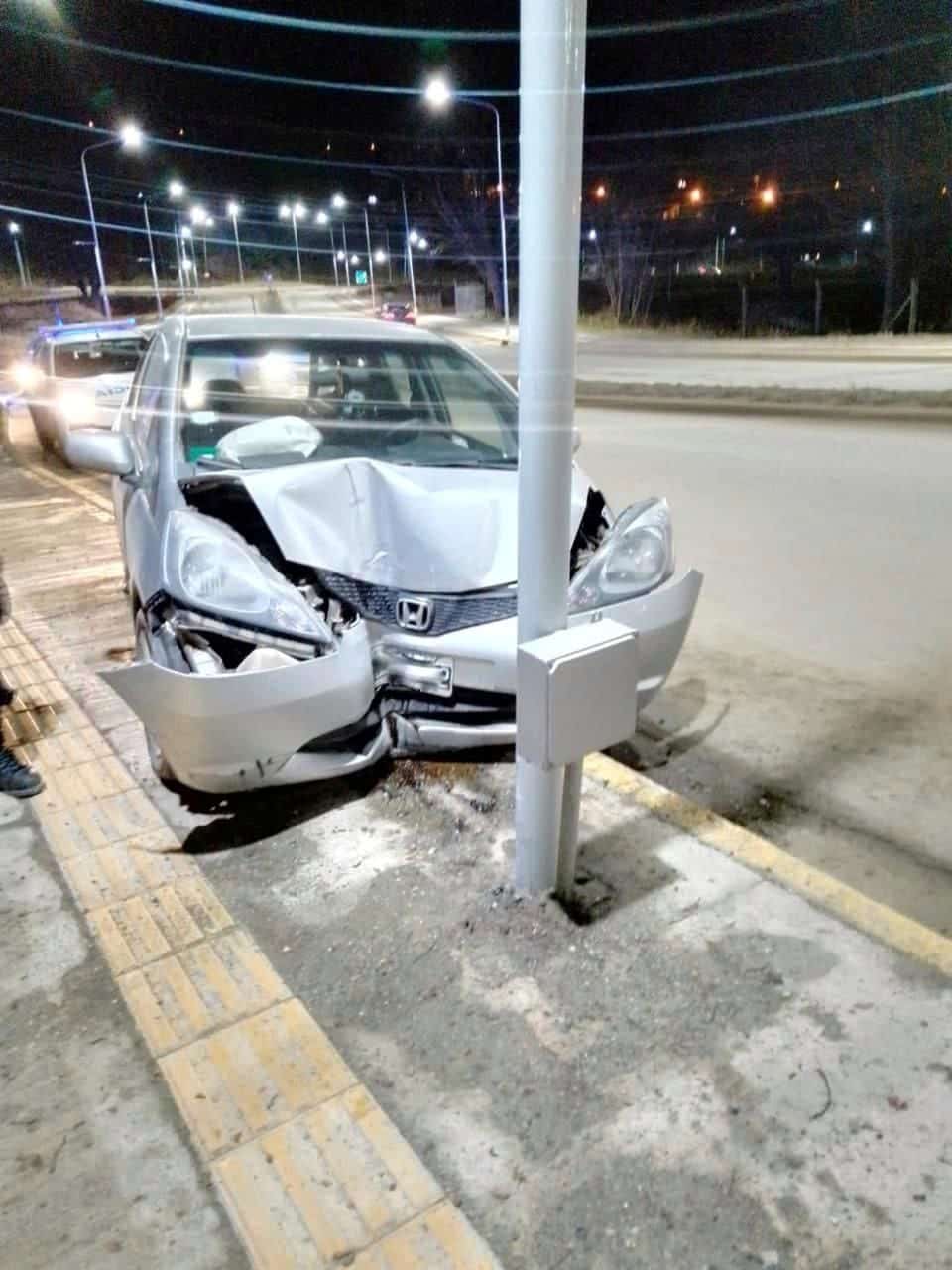 Perdió el control del auto e impactó en un poste