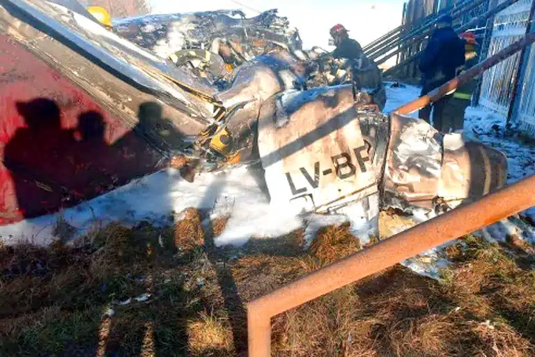 Entre los restos del avión que se estrelló quedó una mochila intacta