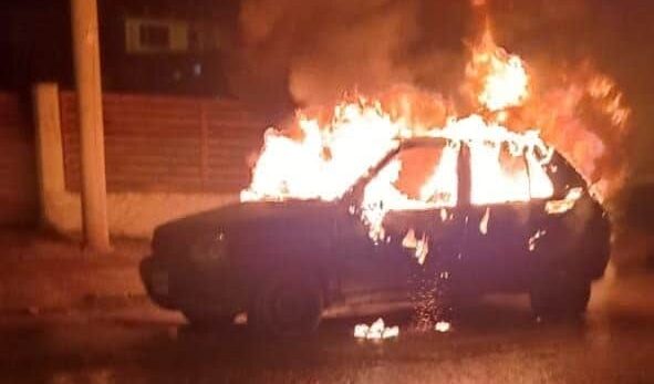 Está en libertad una persona apuntada de incendiar autos estacionados