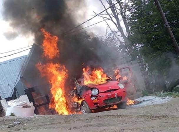 Se incendió un auto en la vía pública