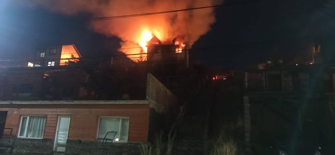 Se incendió una vivienda y un hombre está en terapia intensiva