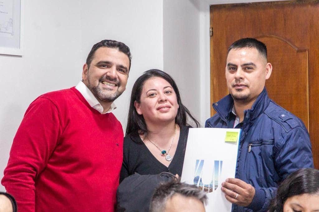 Entregan nuevos títulos de propiedad a vecinos y vecinas