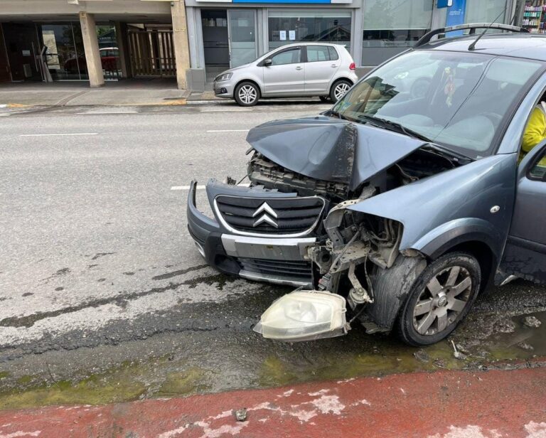 Fuerte impacto sobre un poste de luz en Maipú