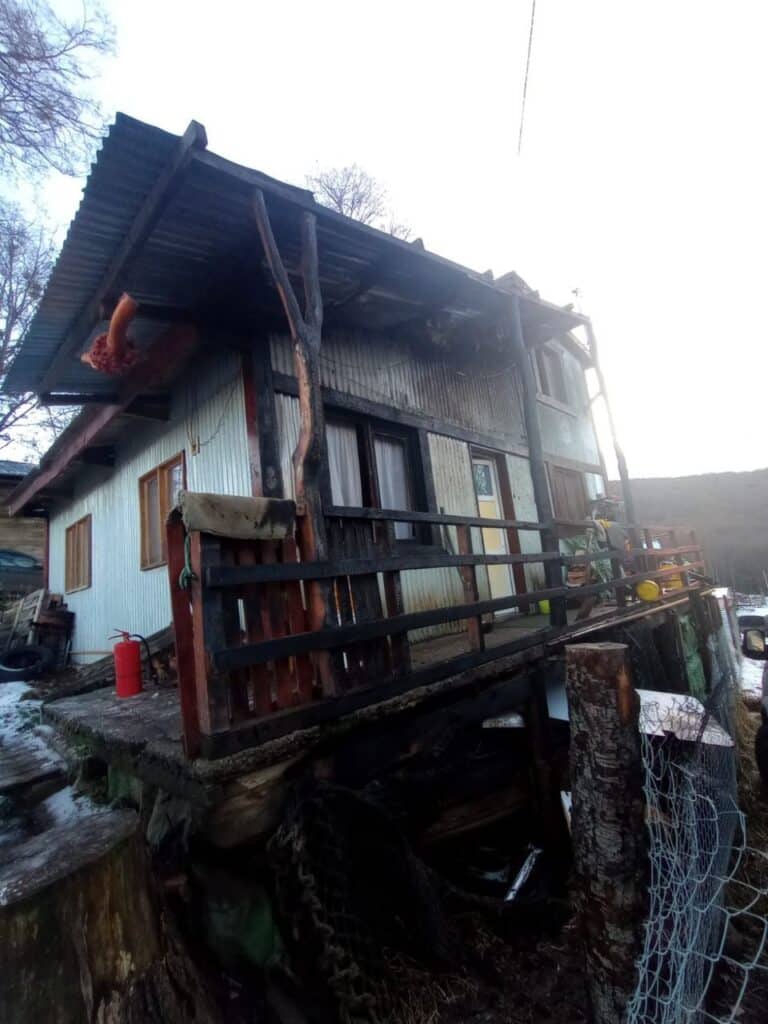 Incendio en una combi afectó una vivienda