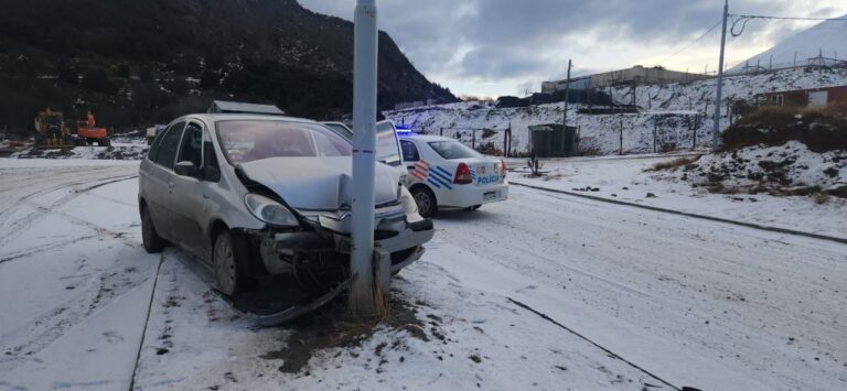 Impactó contra un poste por el hielo lavado