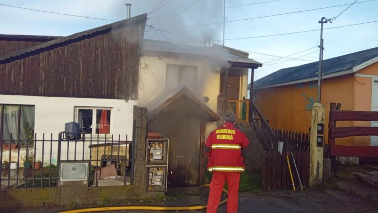 Sofocan incendio en la calle Alem