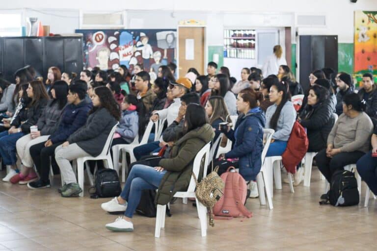 Alumnos y Alumnas de Enfermería del CENT N°11 realizaron una capacitación