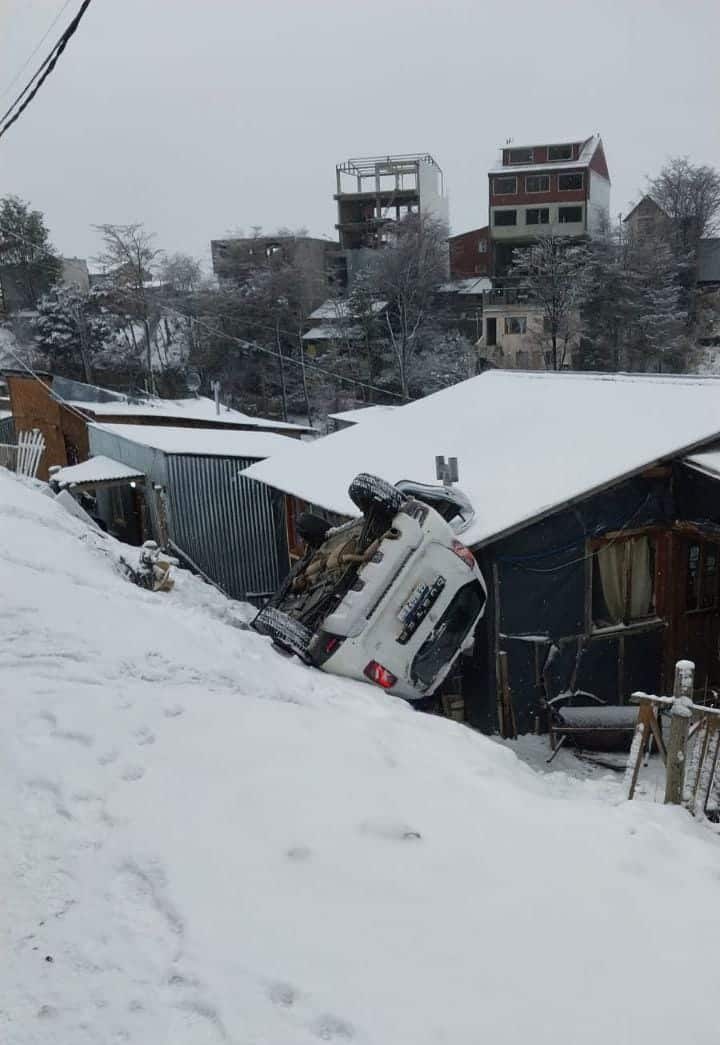 Desbarrancó y quedó sobre el techo de una casa