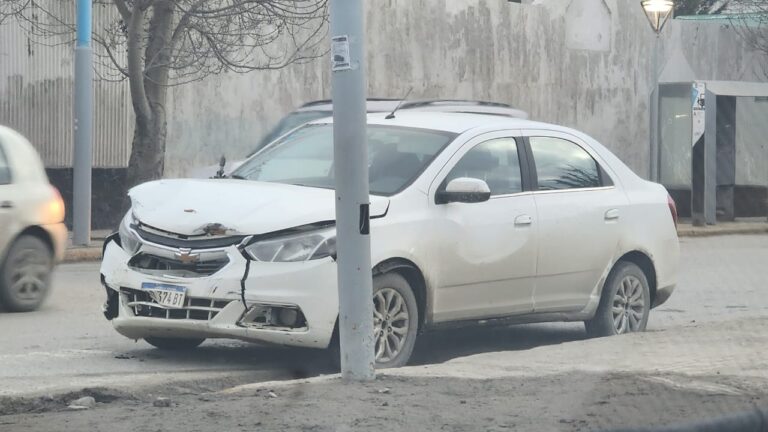 Choque entre un móvil policíal y un rémis