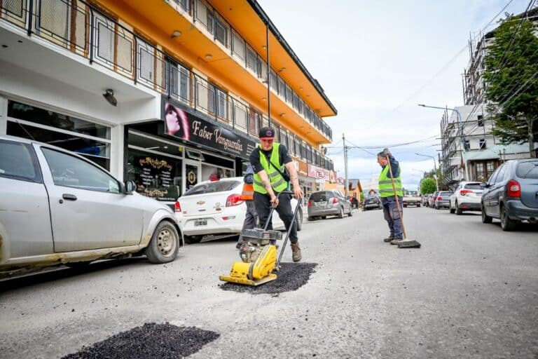 Retomaron las tareas de bacheo en la calle Magallanes